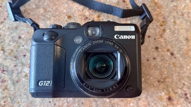 Canon PowerShot G12 10.0MP Digital Camera 5X Zoom Lens 6.1-30.5mm w/2 batteries