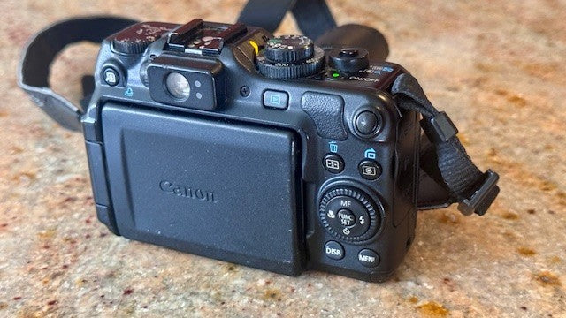 Canon PowerShot G12 10.0MP Digital Camera 5X Zoom Lens 6.1-30.5mm w/2 batteries