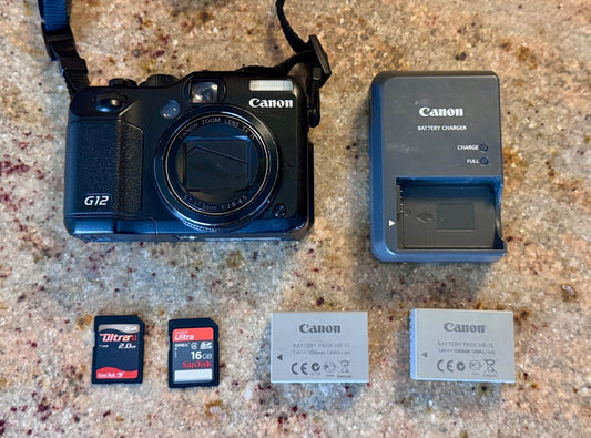 Canon PowerShot G12 10.0MP Digital Camera 5X Zoom Lens 6.1-30.5mm w/2 batteries