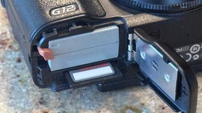 Canon PowerShot G12 10.0MP Digital Camera 5X Zoom Lens 6.1-30.5mm w/2 batteries